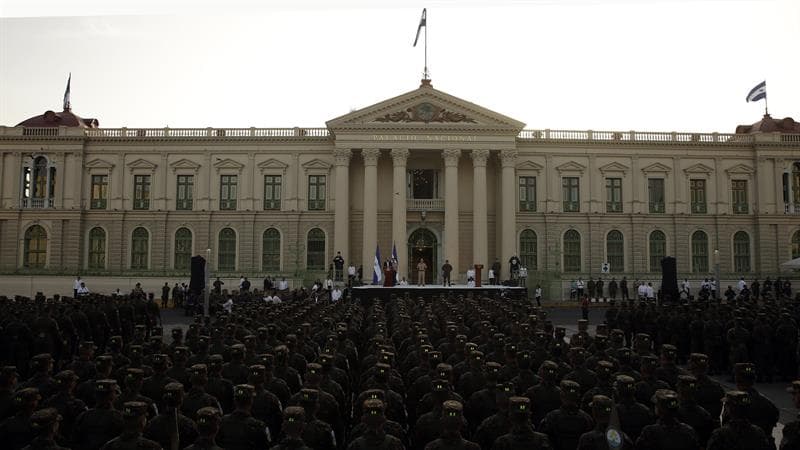 El gobierno pidió recientemente al Congreso 91 millones de dólares para financiar la segunda etapa de su plan, que incluye programas en las comunidades con presencia de pandillas para tratar de disputar el reclutamiento de jóvenes a las maras.