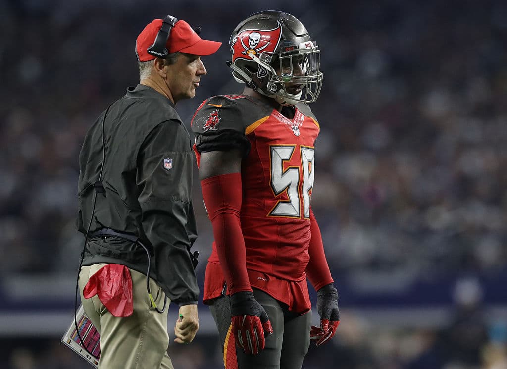 El linebacker Kwon Alexander (58) se marcha de los Tampa Bay Buccaneers para firmar por cuatro años y 54 millones de dólares con los San Francisco 49ers.