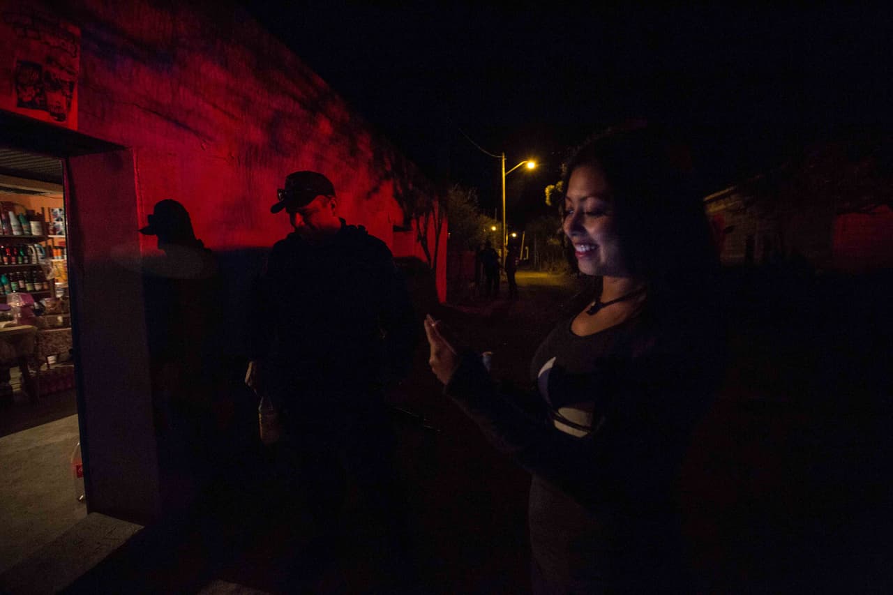 Sarai, 18, oriunda del pueblo de Rubí, La Joya, se entusiasma al comprobar que su smartphone agarra señal de internet fuera de la tiendita de abarrotes donde trabaja. Debido al evento de los XV de Rubí una empresa ofrecía internet de pago. La casa de Sarai no tiene baño, y el pueblo, de 200 habktantes, carece de cobertura de teléfono e internet.