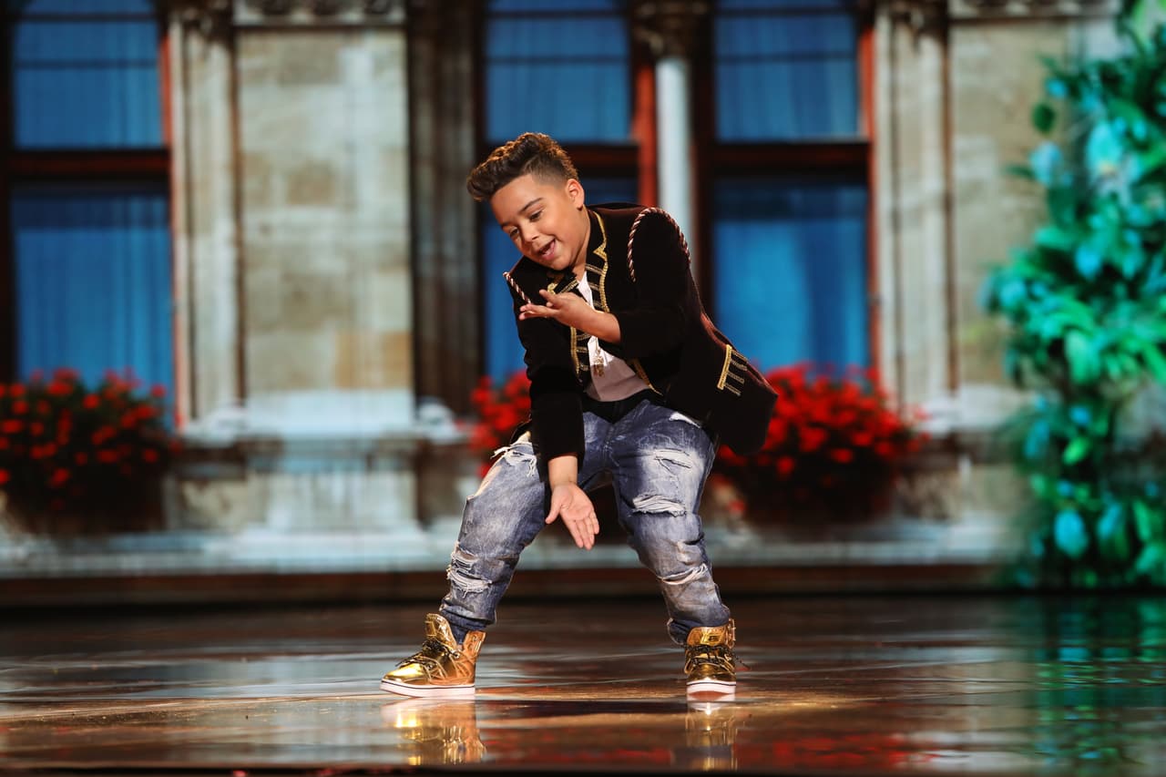 Almany sacó a relucir su talento para el rap.