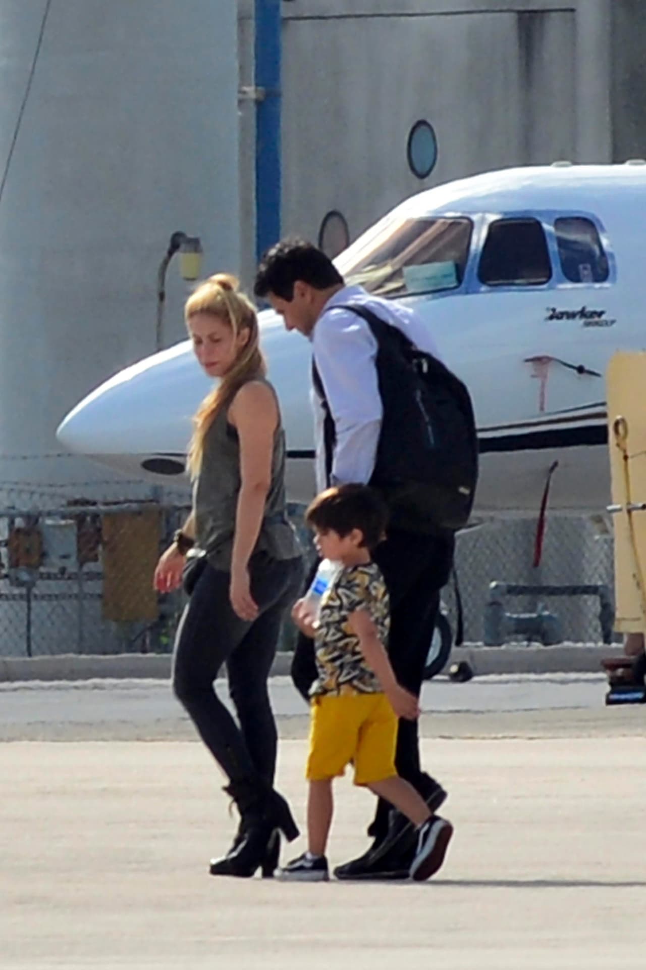 La cantante, que ahora se encuentra haciendo promoción de su nuevo disco "El Dorado", arribó en un avión privado a Miami.