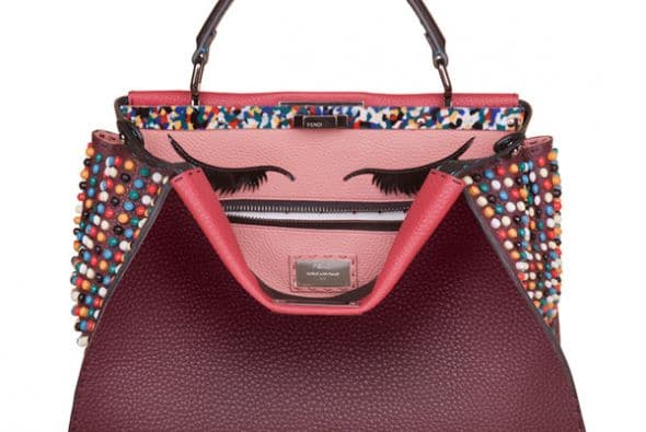 Un par de ojos y tachuelas de colores caracterizan este diseño. (Imagen de Fendi).