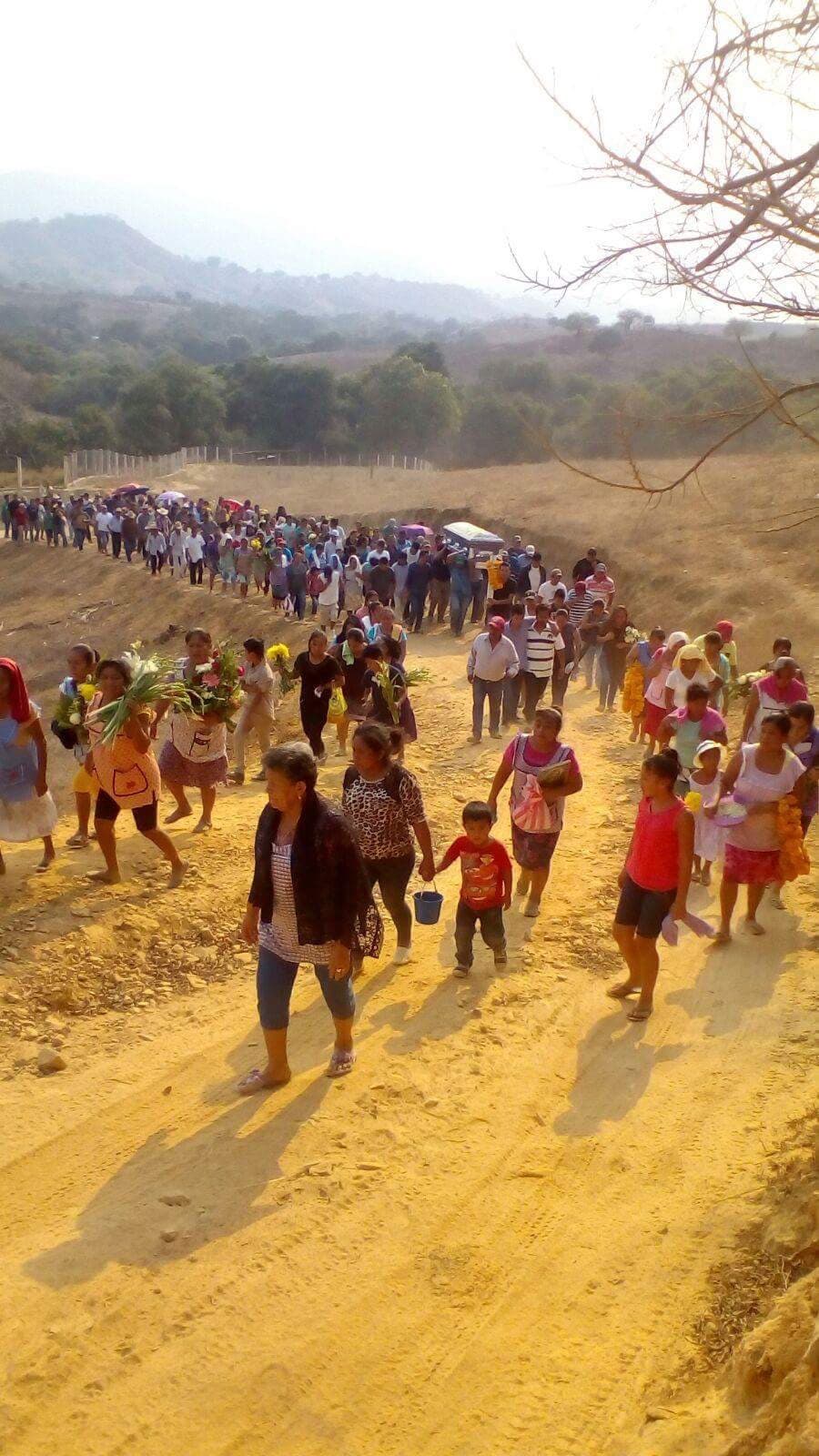 Los caminos de tierra de Tlayolapa a menudo despiden a sus jóvenes que parten hacia Estados Unidos.
