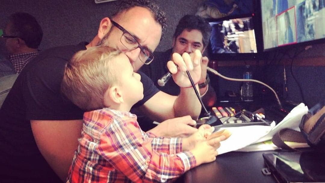 En octubre de 2017, Silvia compartió un pequeño clip de su hijo León, quien lo acompañó durante las grabaciones de 'Caer en tentación'.