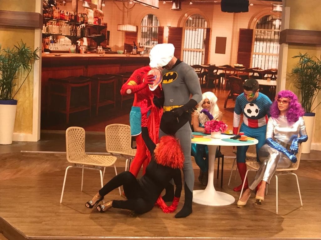 Ningún tropiezo puede detener a nuestros superhéroes favoritos. ¡La guerra de chistes continuó esta mañana!