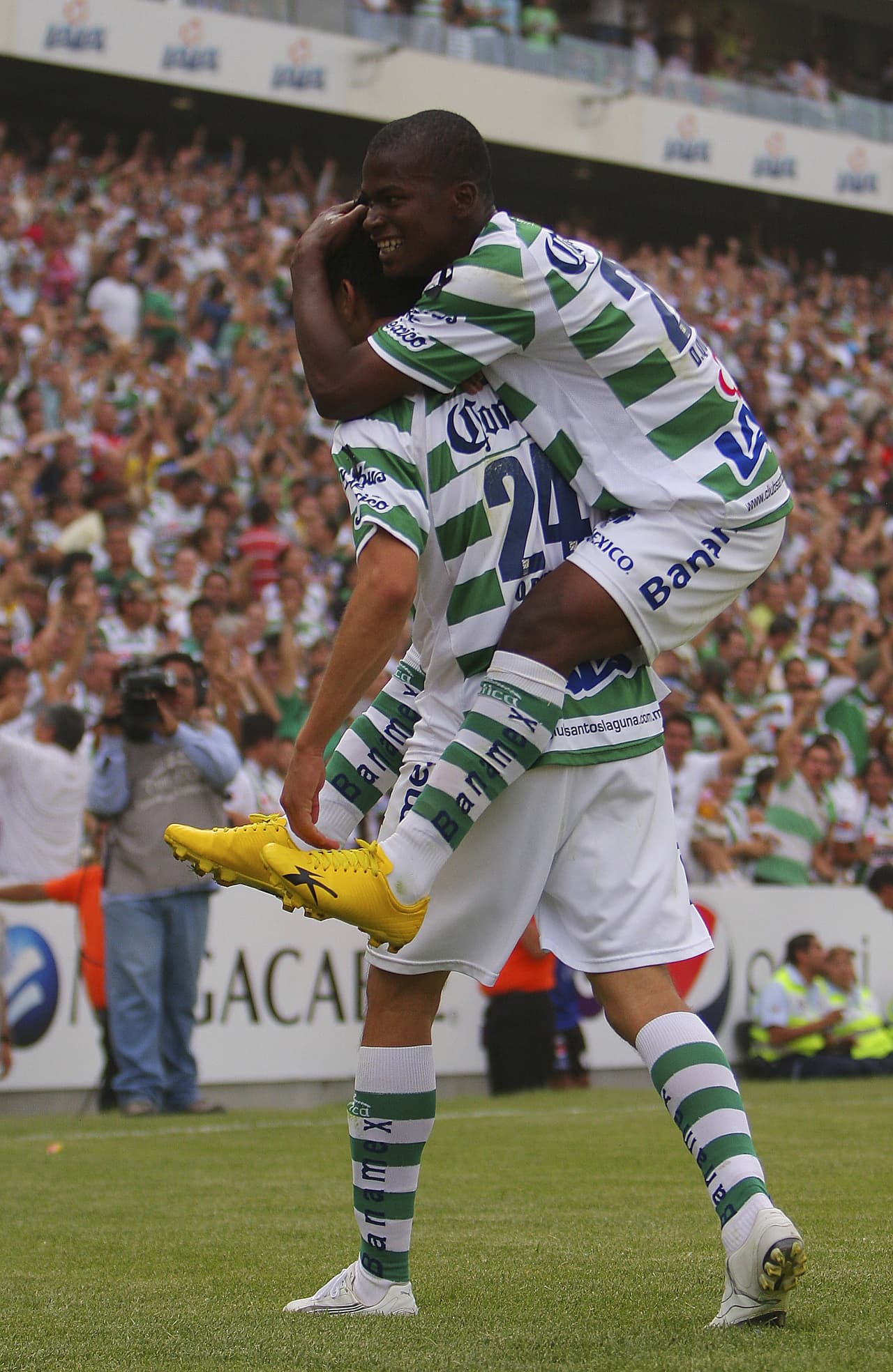 La dupla del colombiano Carlos Darwin Quintero y Oribe Peralta se catapultó en el Santos Laguna como una de las más peligrosas para las defensas rivales en el fútbol mexicano. En el Clausura 2012 fueron líderes y luego campeones.