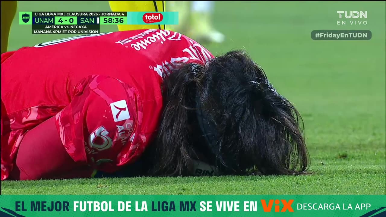 Carlos Acevedo sufre conmoción en esta jugada y sale del partido vs. Pumas