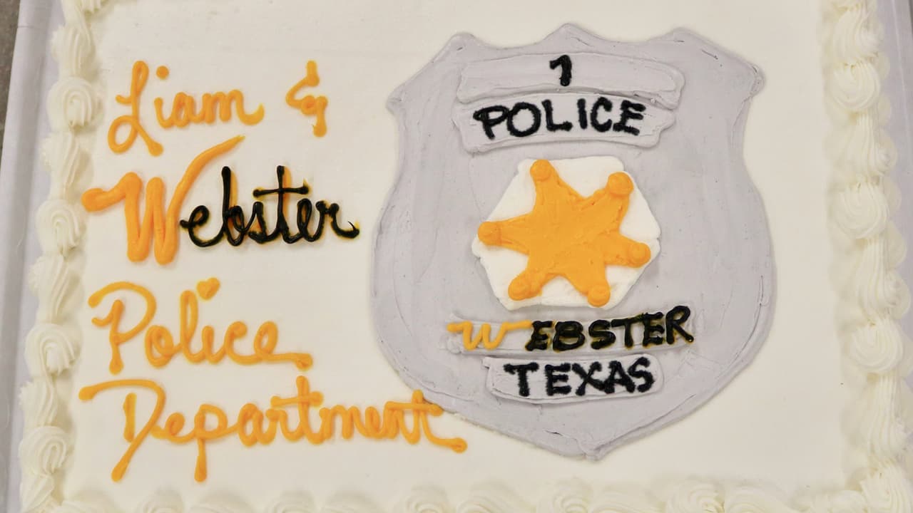 HEB donó un pastel para festejar el nombramiento como oficial de policía