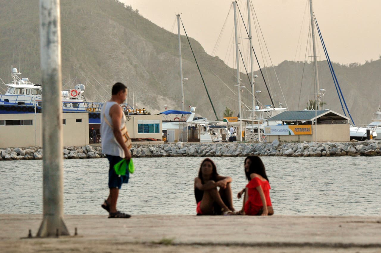 Los turistas interesados se acercan a la Marina Internacional de Santa Marta donde algunas mujeres esperan clientela.