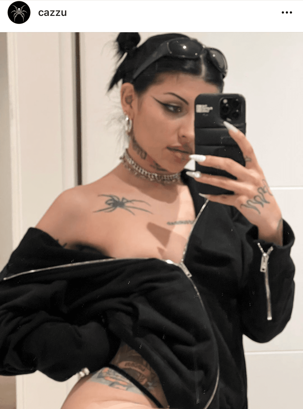 La cantante de 'Las nenas' lució sus múltiples tatuajes en una reveladora 'selfie', en la que solo llevaba puesta una chamarra negra.