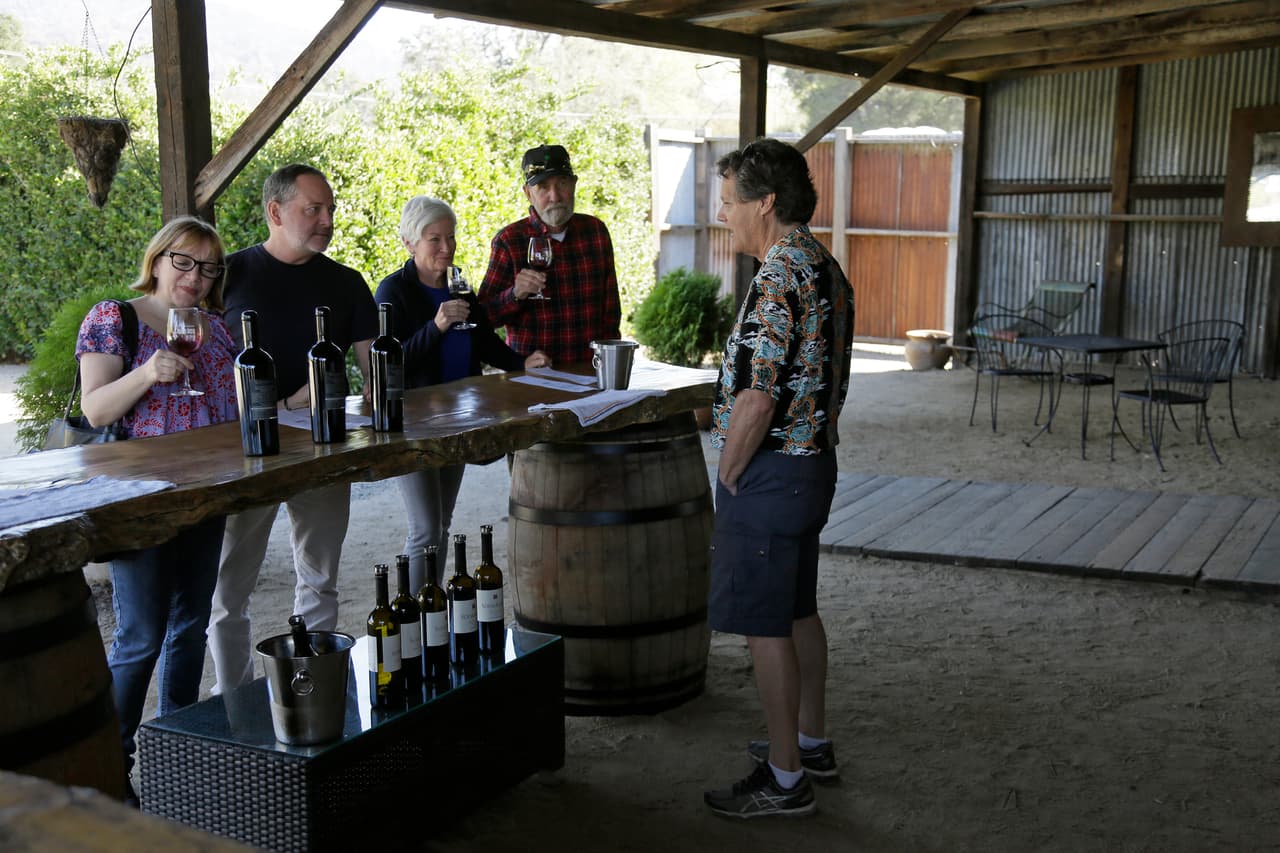En el caso del viñedo Soda Rock, el edificio principal quedó calcinado por las llamas, pero los dueños habilitaron un establo que quedó intacto para celebrar sus catas de vino.