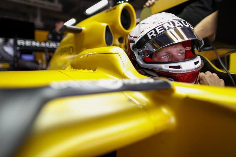 Kevin Magnussen es un piloto danés que debutó en la Fórmula 1 en 2014 con McLaren. Logró un meritorio 2° puesto esa tarde en Australia, pero no compitió en 2015, y retornó en esta temporada con la escudería francesa, con la cual fue séptimo en Rusia. Corrió un total de 37 carreras. Es hijo de Jan Magnussen, quien también hizo su debut en McLaren, en 1995 (único caso en la historia en el que padre e hijo debutan en el mismo equipo).