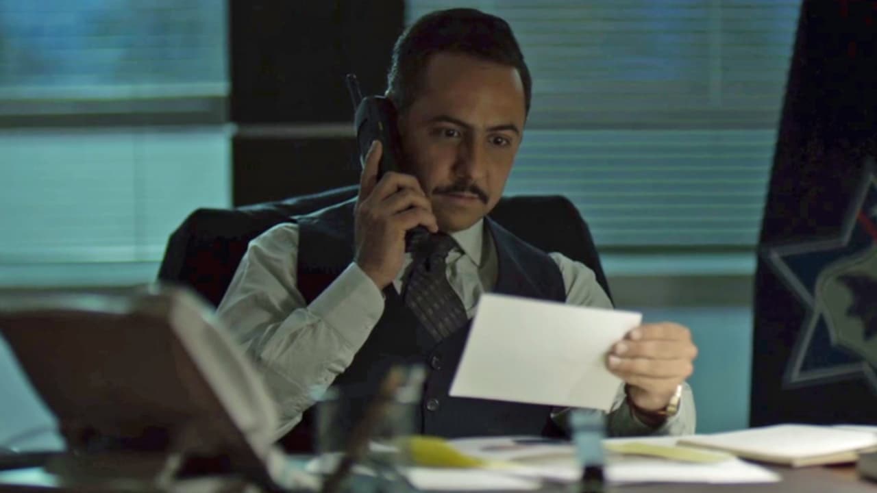 En vísperas de la elección presidencial del año 2000, ‘El Chapo’ y ‘Don Sol’ echaron mano de todo su poder para proteger sus intereses e imponer al próximo presidente de México. En contubernio con el candidato del PAD, 
<b><a href="http://www.univision.com/series/el-chapo/felipe-alarcon-gano-la-presidencia-de-mexico-gracias-al-fraude-electoral-de-don-sol-video" target="_blank">Felipe Alarcón</a></b>, fraguaron el fraude que le robó la presidencia a Andrés Labrador.