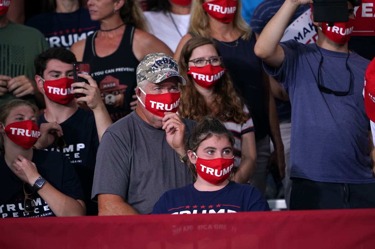 Aunque algunos fueron vistos obedeciendo la normativa local del uso obligatorio de mascarillas, muchos desafiaron la orden ejecutiva del demócrata Roy Cooper.