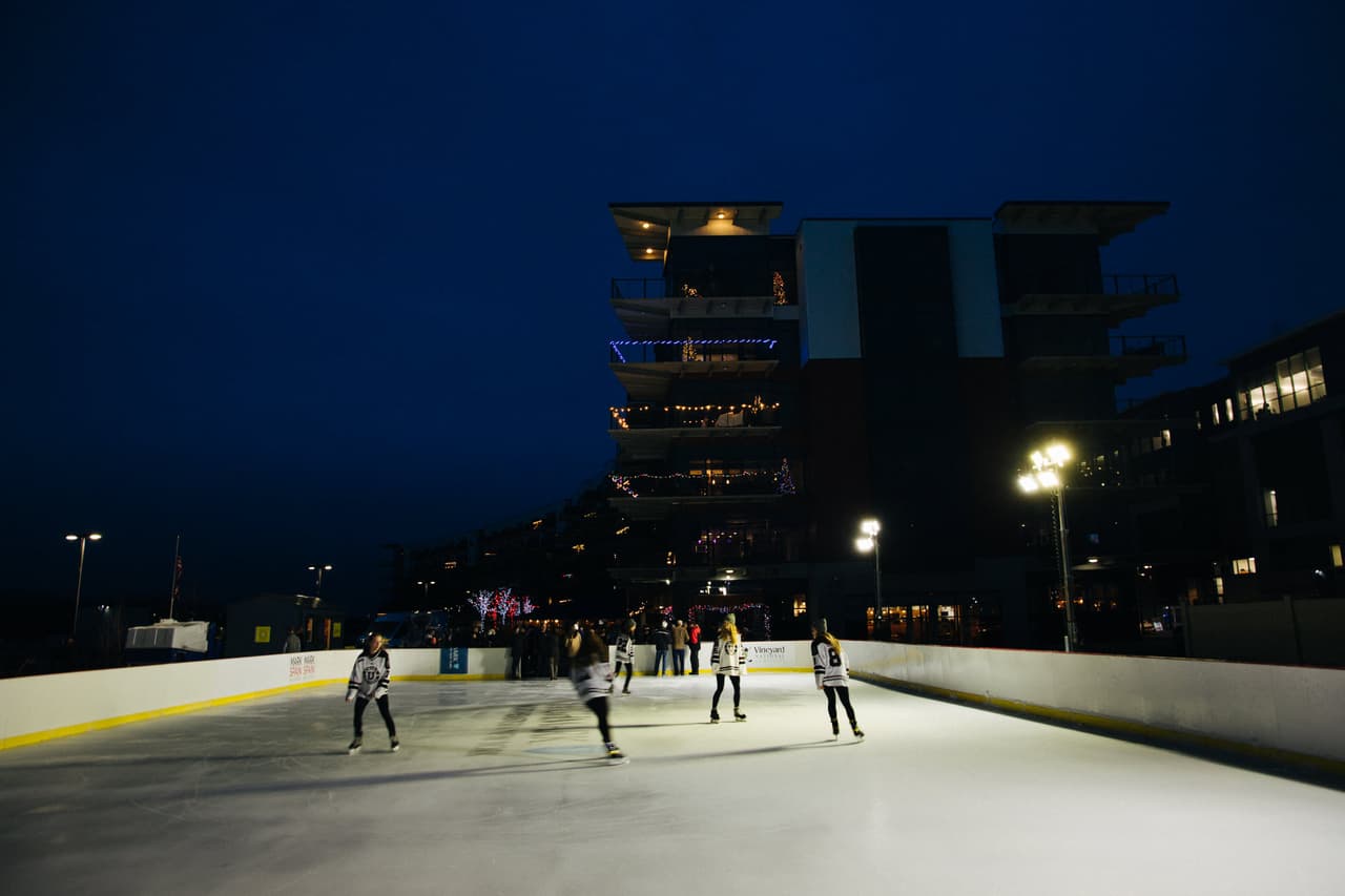 <b><a href="https://www.flightonice.com/locations/newtown-square/" target="_blank">Flight on Ice</a></b>. Otra nueva pista de patinaje sobre hielo al aire libre y pueblo de invierno está abierta en Newtown Square. Flight on Ice trae luces festivas, compras navideñas, una carpa con calefacción para disfrutar de comidas y bebidas, y una pista de 6000 pies cuadrados.