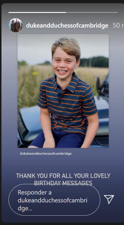 El niño, heredero al trono después de su padre, posó sobre el capó de 
<b><a href="https://www.univision.com/carros/carros-y-famosos/principe-felipe-funeral-ataud-land-rover-defender-fotos" target="_blank">una Land Rover Defender</a></b>, un modelo similar al que era el favorito de su bisabuelo, el príncipe Philip. 
<br>