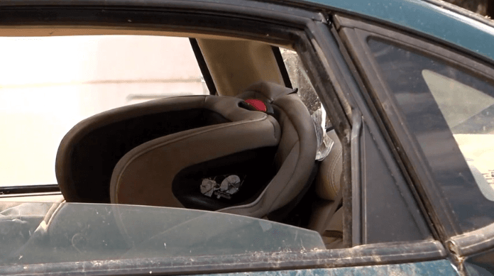 Sillita de bebé donde apareció el bebé de 1 año dentro del auto siniestrado.