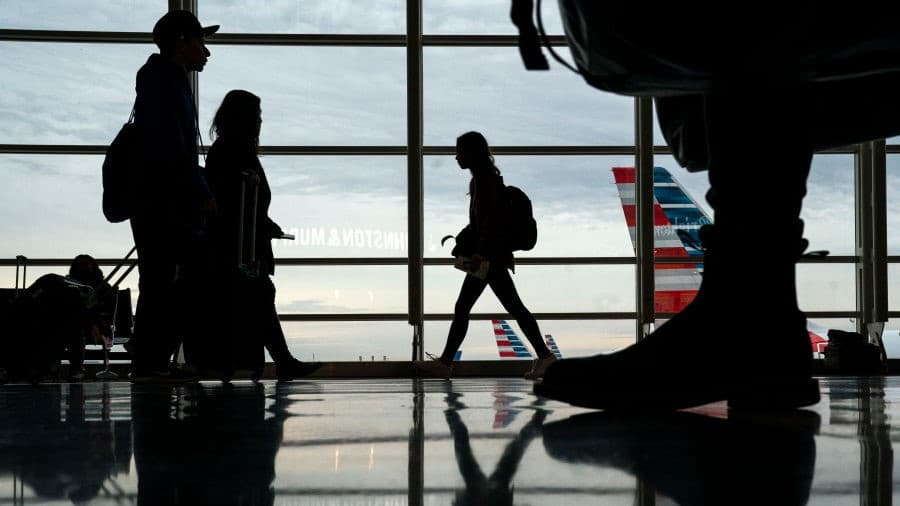 Interrupciones en vuelos y alto precio en la gasolina ponen en crisis las vacaciones por el Día de la Independencia