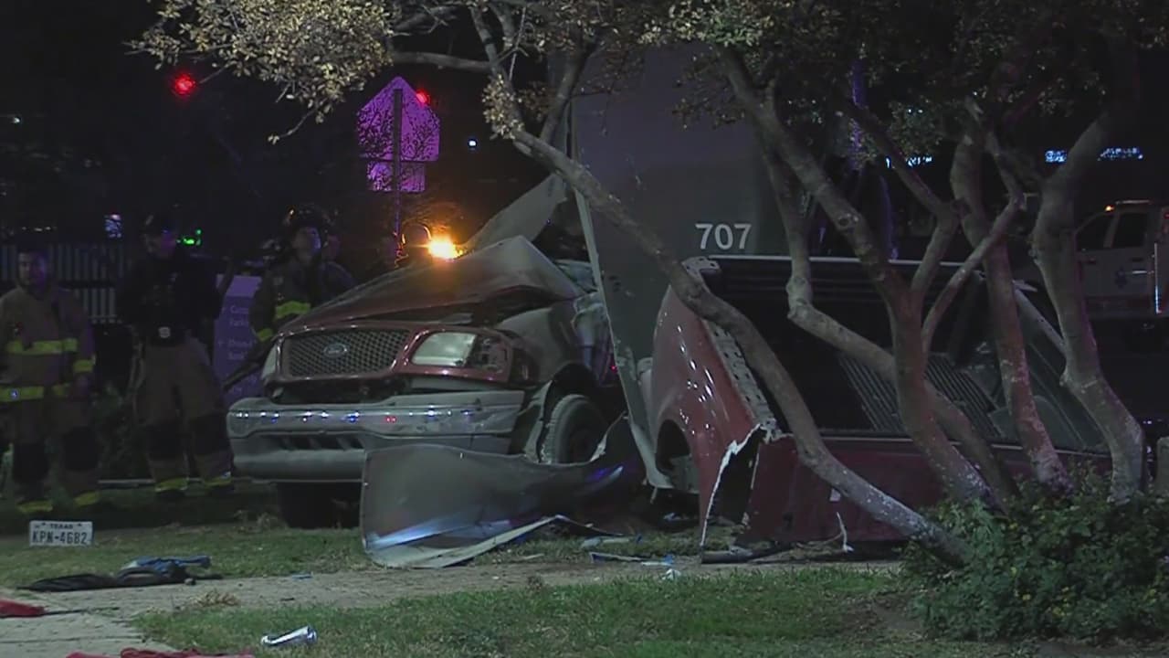 Muere mujer en explosión luego de que estrella su auto en un anuncio de un banco