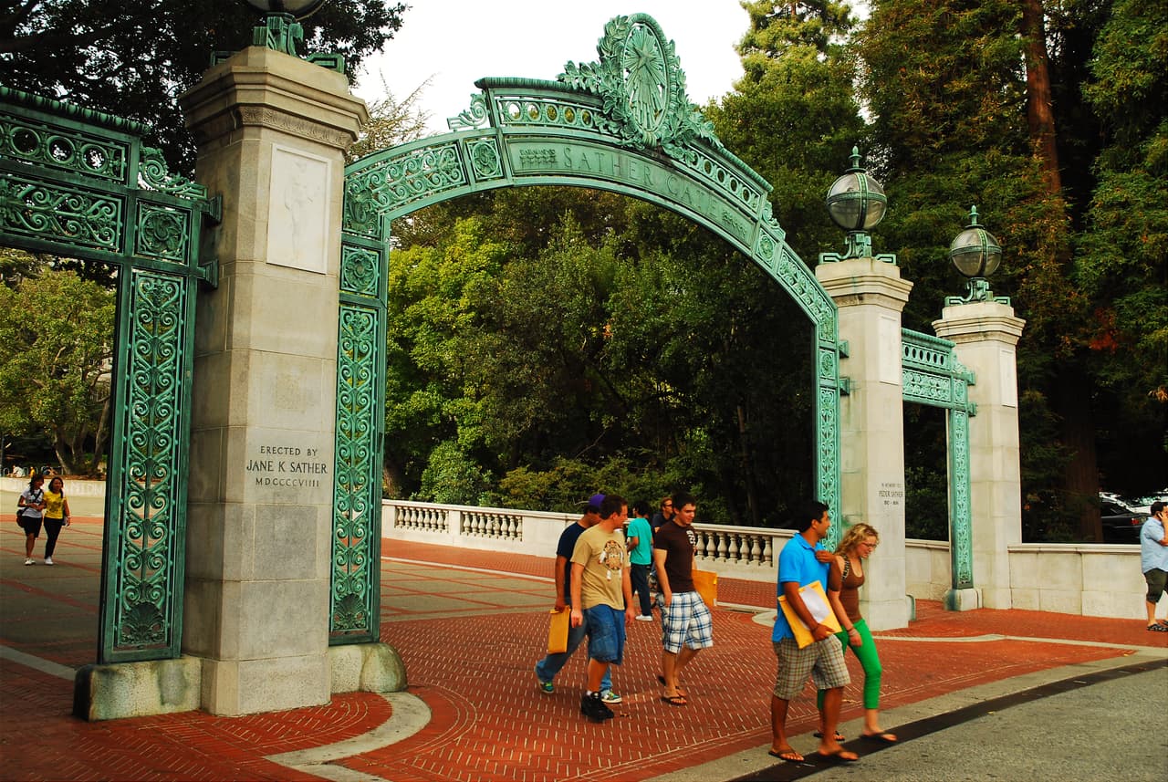 <b>University of California (Berkeley)</b>
<br>
<br>Posición: 4
<br>País: Estados Unidos
<br>Ciudad: Berkeley, California
<br>Puntuación global: 90.8
<br>
<br>Matrícula y gastos promedio por año:
<br>Residente del estado: $13,431
<br>Fuera del estado: $38,139