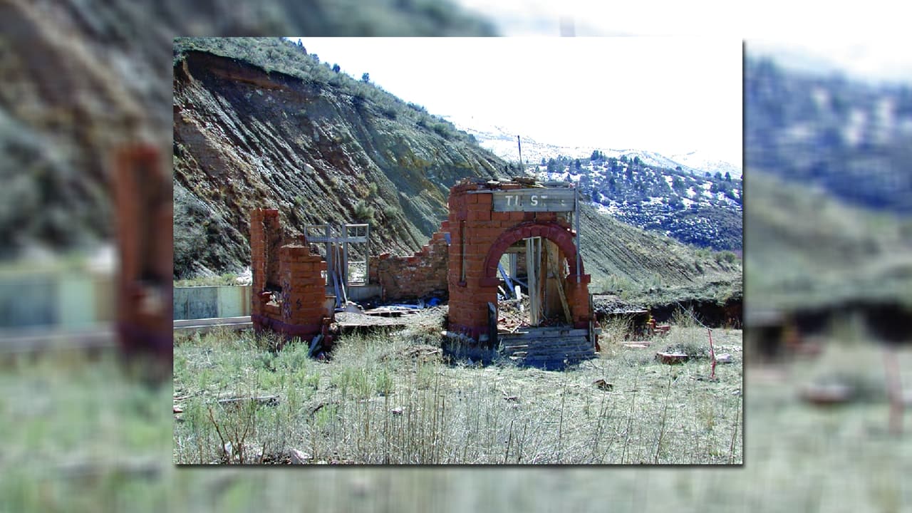 <b>Thistle Landslide Revisited: </b>Precipitaciones récord en el otoño de 1982, seguidas de una profunda capa de nieve invernal y luego unas temperaturas primaverales cálidas prepararon el terreno para 
<b>el deslizamiento de Thistle</b> que alcanzó una velocidad máxima de un metro y medio por hora y embalsó el río Spanish Fork en pocos días. Hoy, es 
<b>un escenario para aventuras</b>.