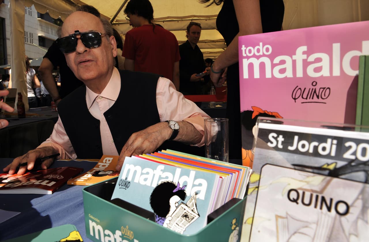 El artista durante una firma de autógrafos en Barcelona, España, con motivo del día de San Jorge en 2009. En esa fecha los catalanes tradicionalmente regalan rosas a las mujeres y las mujeres regalan un libro a los hombres. En las ferias de libros de América Latina y España las ediciones del trabajo de Quino son siempre protagonistas.