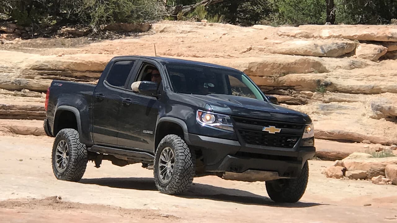 El motor estándar de la ZR2 es un V6 de 3.6 litros a gasolina con 308 caballos de fuerza y 275 libras-pie de torque acoplado a una transmisión automática de ocho velocidades, pero también puede ser ordenado con un cuatro cilindros turbo diesel Duramax de 2.8 litros de desplazamiento que entrega 186 caballos de fuerza y 369 libras-pie de torque gerenciados por una caja automática de 6 velocidades.