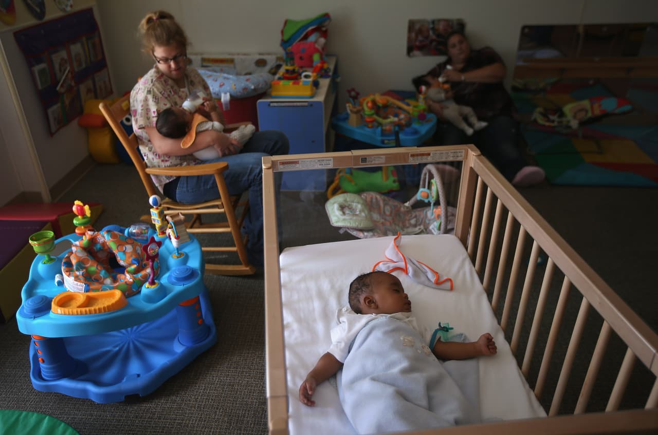 La posición también puede influir:
<b>es más seguro que el bebé duerma</b>
<b>de espaldas (boca arriba</b>) durante su primer año.