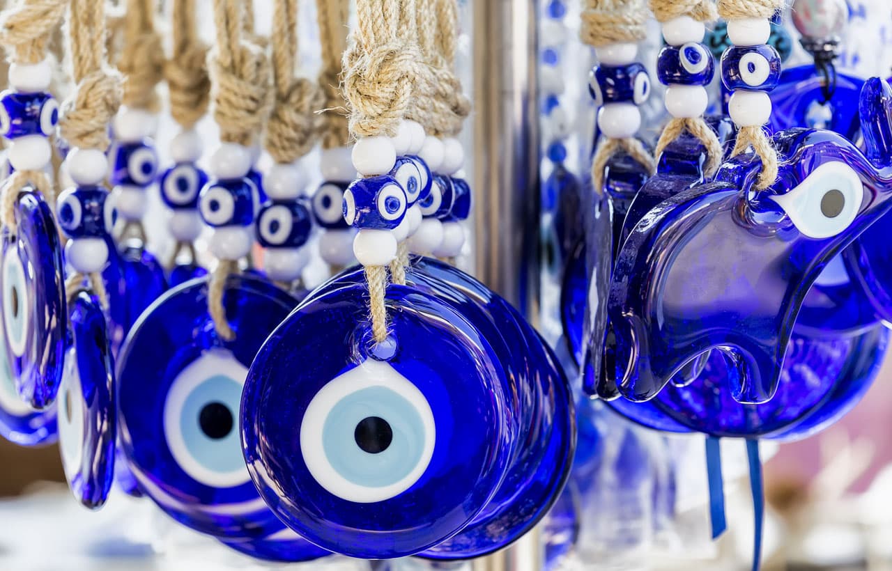 <b>VIRGO</b>
<br>Un ojo turco no sólo te dará suerte en lo económico, sino que también son ideales para protegerte de envidias y del mal de ojo. Le dirás adiós a esas malas energías y atraerás abundancia.