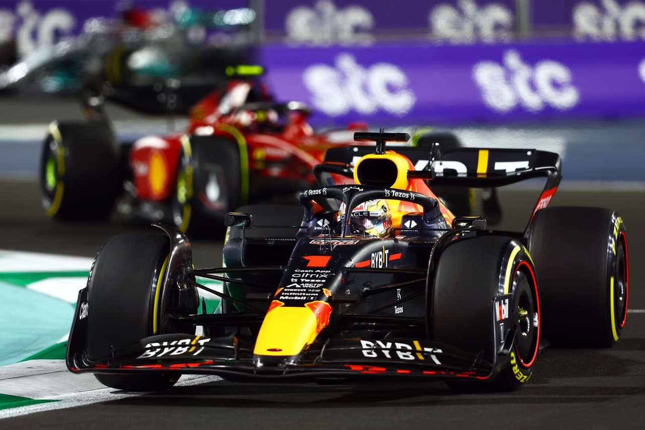 Max Verstappen fue el gran vencedor del GP de Arabia Saudita de la Fórmula 1 sobre Ferrari; Sergio Pérez sufrió una mala estrategia y qued´´o en cuarto tras iniciar en primer lugar.