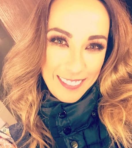 "Ya después de regañar a mi hijo (mi amigo vestido de policía) me fue a regañar a mí", bromeó entre risas.