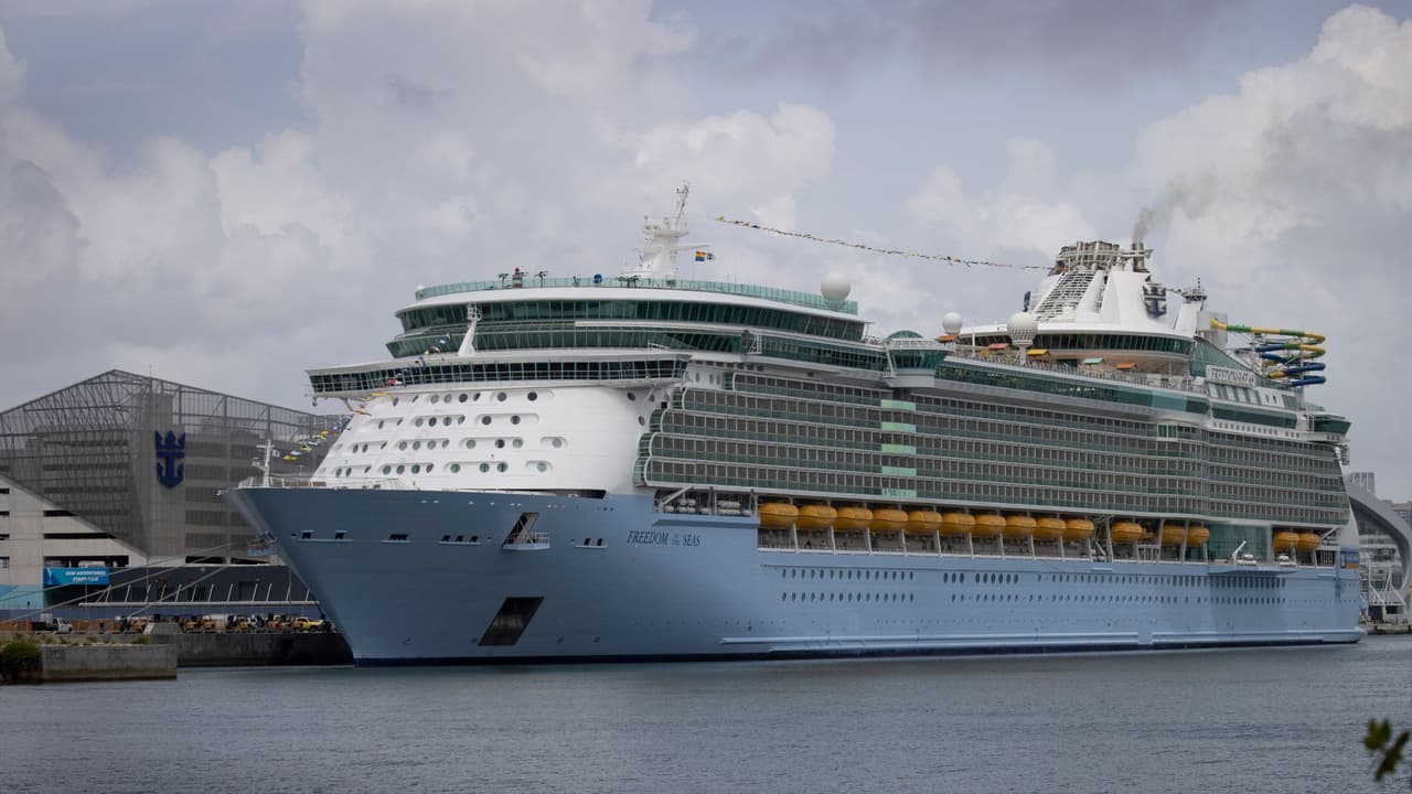 <b>En video:</b> Freedom of the Seas, un crucero con capacidad para aproximadamente 4,000 personas, había zarpado el pasado domingo desde el Puerto de Miami con unos 600 empleados voluntarios de la compañía Royal Caribbean en un viaje simulado. Según la línea de cruceros, el propósito de este viaje de prueba era observar sus "medidas de salud y seguridad de varios niveles" siguiendo los requisitos de los CDC.
