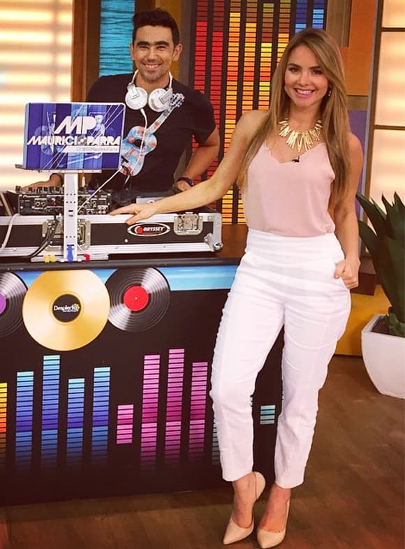 '¡Hoy es viernes! Pásala bien. Hoy con @djmauricioparra poniendo Los mejores éxitos de este verano', dijo Ximena. (Junio 12, 2015)