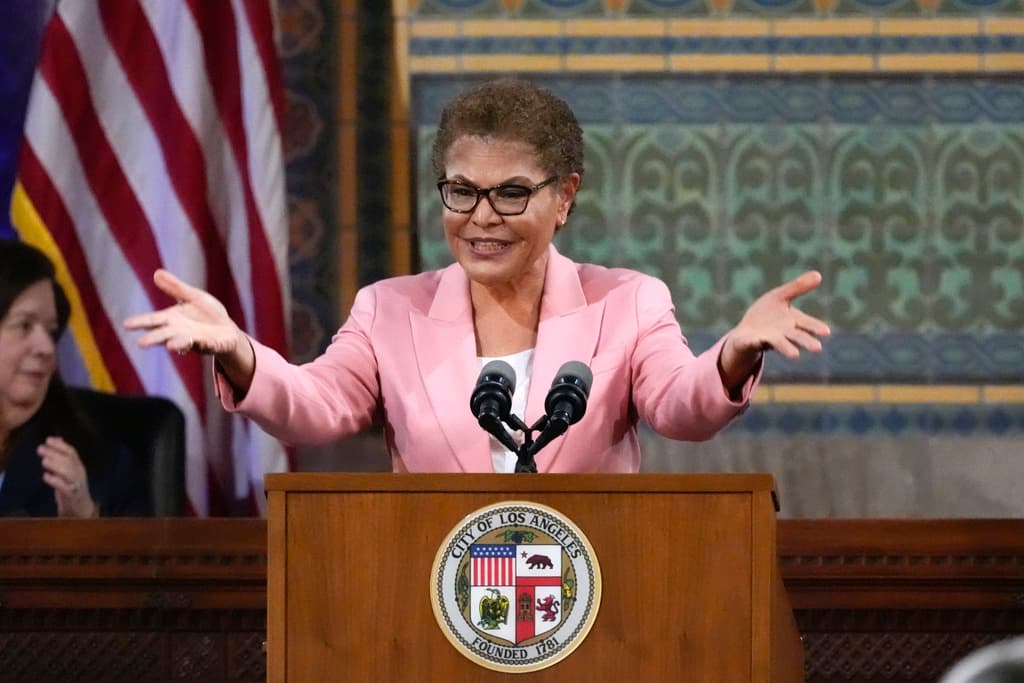 <h2 class="cms-H2-H2">Karen Bass, alcalde de Los Ángeles:</h2>
<br>
<br>"Lo que acaba de ocurrir hoy en Pensilvania es inaceptable y trágico. La violencia política no tiene lugar en nuestra nación. Le deseo al expresidente Trump una recuperación completa y mis pensamientos están con todos los afectados esta noche".