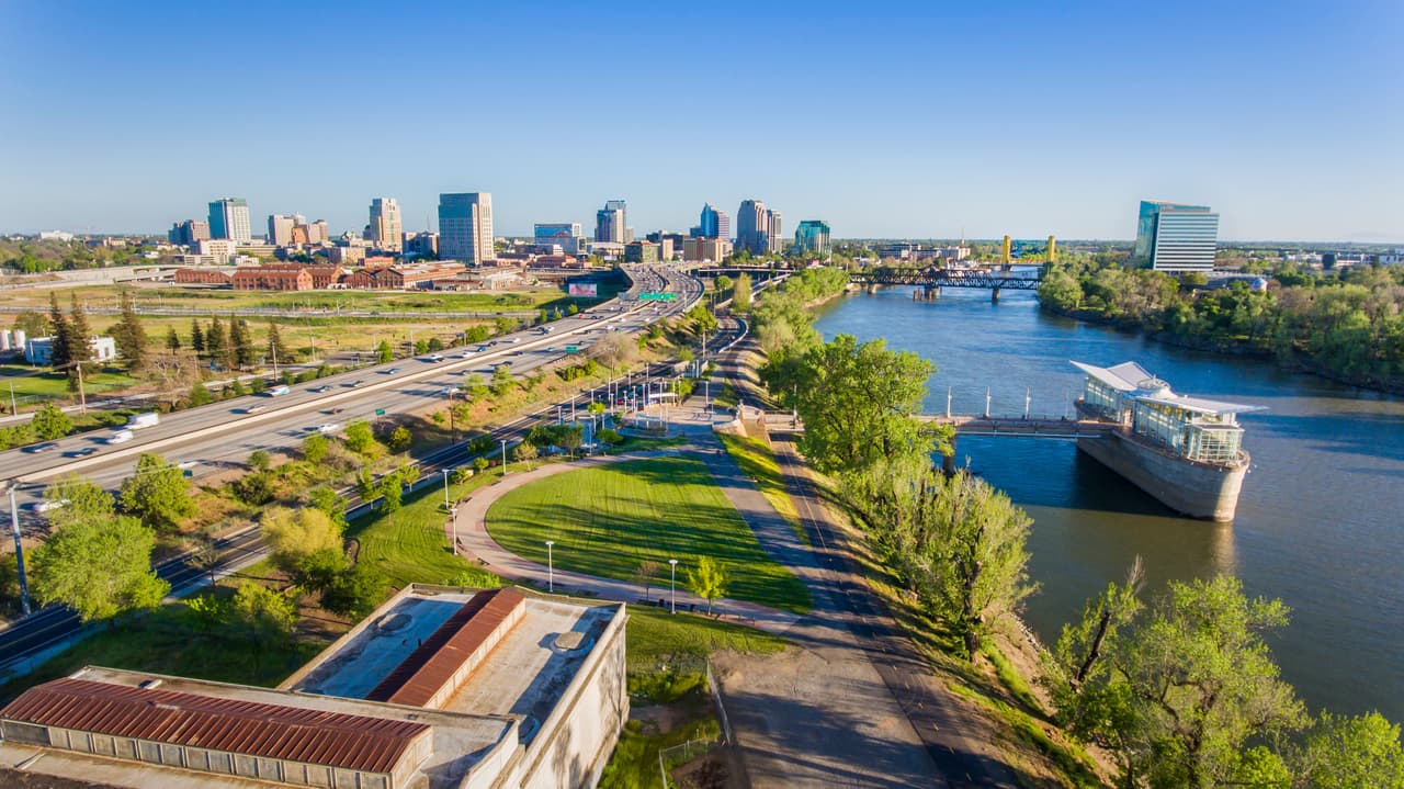 La capital de California inaugurará 
<a href="https://www.univision.com/local/sacramento-kuvs/hanami-lane-parque-flores-cerezo-sacramento">Hanami Line</a> este verano. Se trata del primer parque de flores de cerezo que se ubicará a lo largo de la orilla del río Sacramento, como parte de un proyecto encabezado por Sacramento Tree Foundation.
<br>