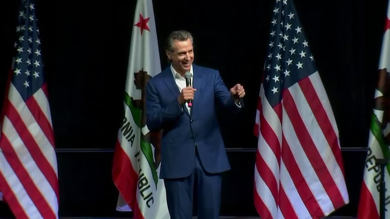 Gavin Newsom enfrenta demanda judicial por nuevo impuesto que encarece los seguros médicos