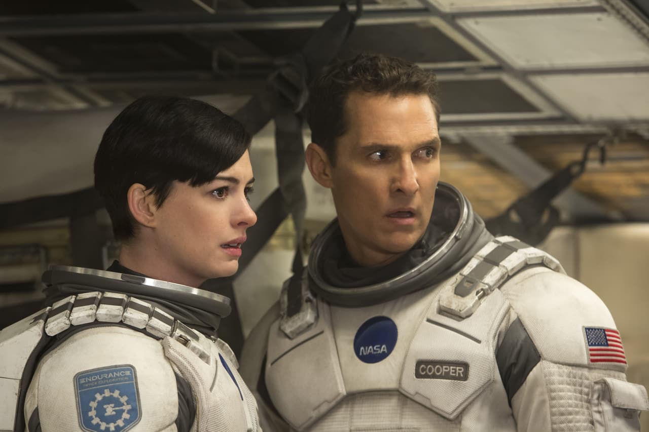 <b>‘Interstellar’</b>
<br>En 2014 el director Christopher Nolan mostró una historia sobre la humanidad en un futuro distópico donde ante la falta de recursos en el planeta, el gobierno manda a un grupo comandando por el piloto Cooper (Matthew McConaughey) por un agujero de gusano en el espacio para encontrar un planeta donde la humanidad pueda prosperar.