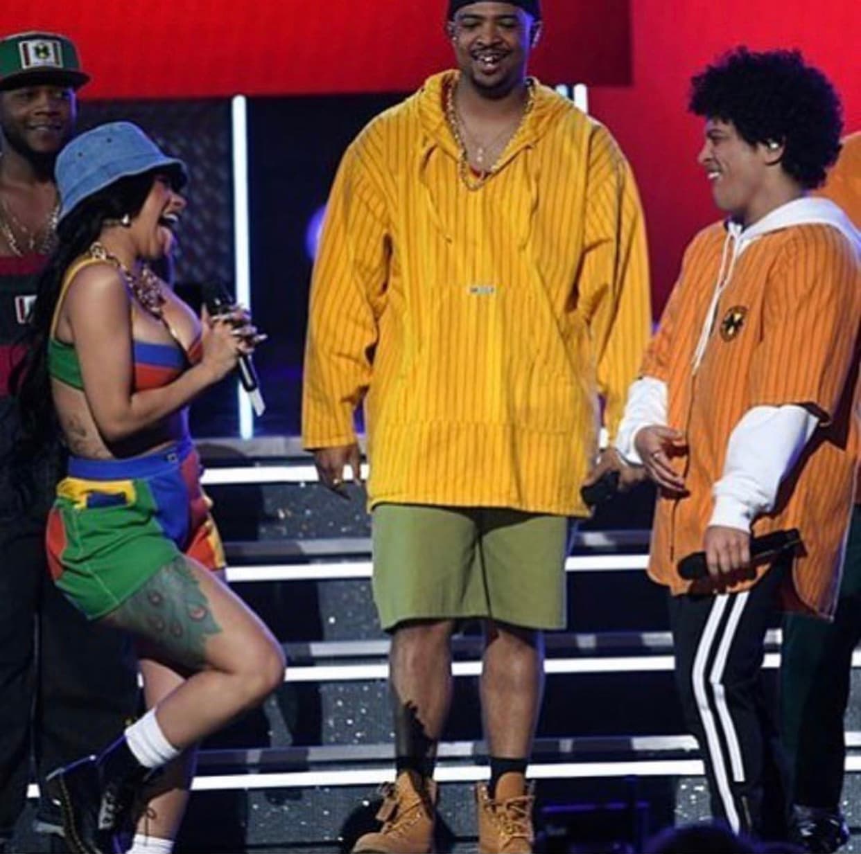 E impactó con su presentación en la premiación, acompañada del talentos
<b><a href="https://www.univision.com/temas/bruno-mars">Bruno Mars</a></b>.