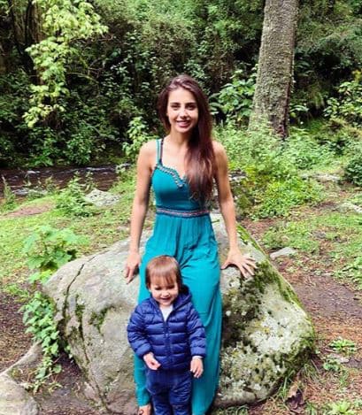 A través de sus historias en Instagram, Michelle comentó: "Este es un mensaje para todas esas personas que con buena intención me mandan mensajes de que mi bebé se vería mejor con el pelo corto o literalmente me exigen que se lo corte [...]".