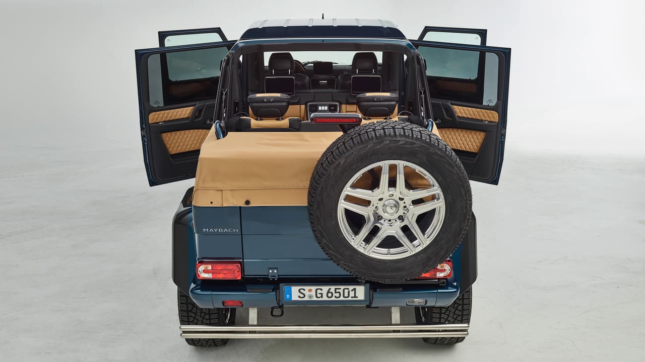 El aspecto de la Mercedes-Maybach G650 Landaulet no difiere mucho de la típica SUV todoterrno sin embargo en lo referente al lujo y a la tecnología empacados en ella es imposible no concluir que se trata de un vehículo my especial.