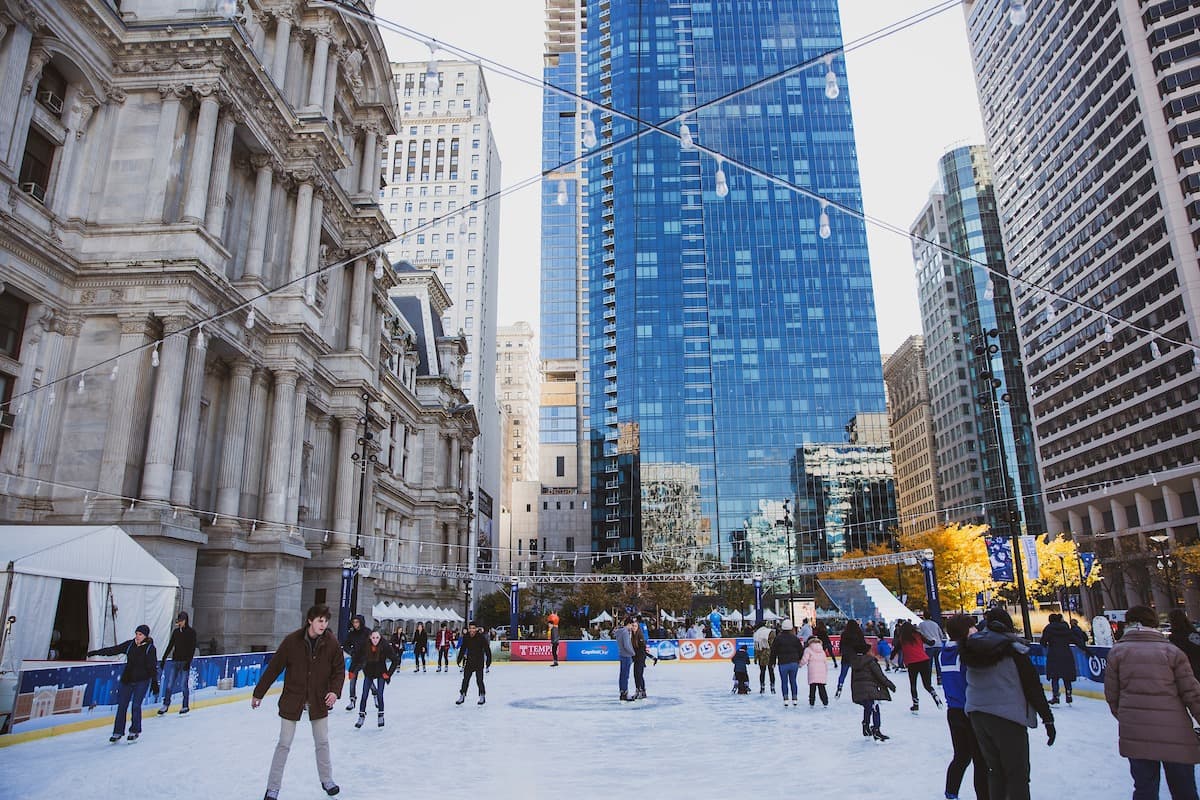 <b><a href="https://centercityphila.org/parks/dilworth-park/winter/rothman-rink" target="_blank">Winter at Dilworth Park</a></b>. Cuando las temperaturas bajan y las noches se alargan, Dilworth Park se transforma en un luminoso paraíso invernal, con un ayuntamiento adornado como telón de fondo icónico.