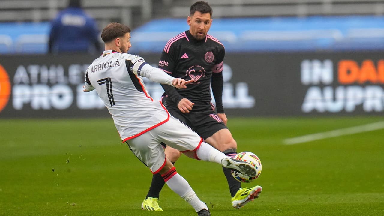 “Si tenemos como referencia el último partido entre el Inter Miami y el FC Dallas 
<a href="https://www.univision.com/local/dallas-kuvn/juego-messi-dallas-fc-inter-miami-precio" target="_blank">en agosto del 2023 en el Toyota Stadium, ese lugar tiene una capacidad para 19,000 personas</a> y sí, estaba lleno, pero en este caso fueron 32,000. El técnico Nicolás Estévez del FC Dallas nos decía luego del último encuentro que 
<b>fue un partido de entrenamiento, un partido para empezar a calentar motores de cara a lo que sí importa, que es la temporada regular</b>”, agrega Pedro, que estuvo en la cancha a tan solo pocos pies de Messi.