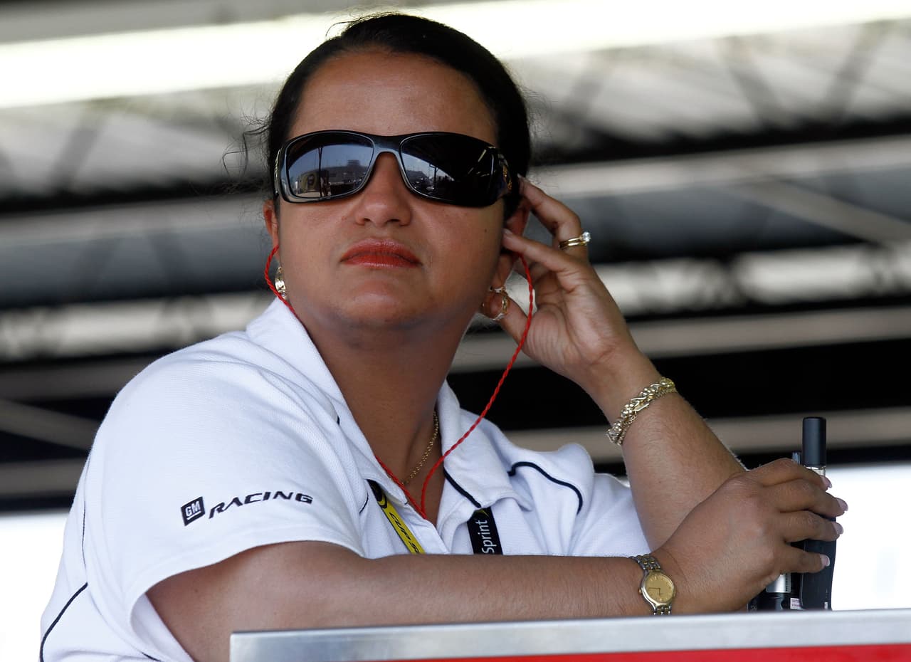 Colón es gerente del programa de carreras más visible de General Motors, el Chevrolet Racing. Supervisa a los ingenieros que prueban los motores y diseños que usan los conductores de NASCAR (Asociación Nacional de Carreras de Automóviles de Serie, por sus siglas en inglés).