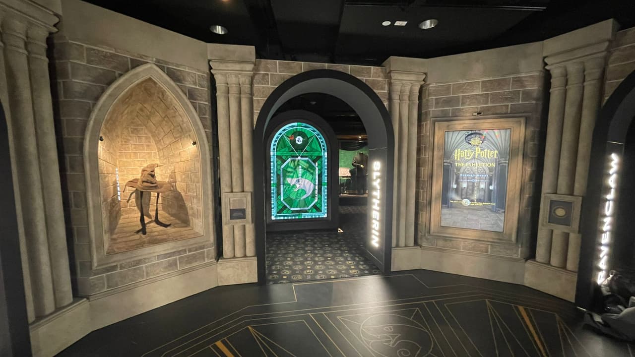 Los ambientes de la exposición están escenificados para que durante el recorrido te sientas en los mismísimos pasillos de Hogwarts. Y es que la icónica arquitectura es imperdible para los fanáticos de la saga.