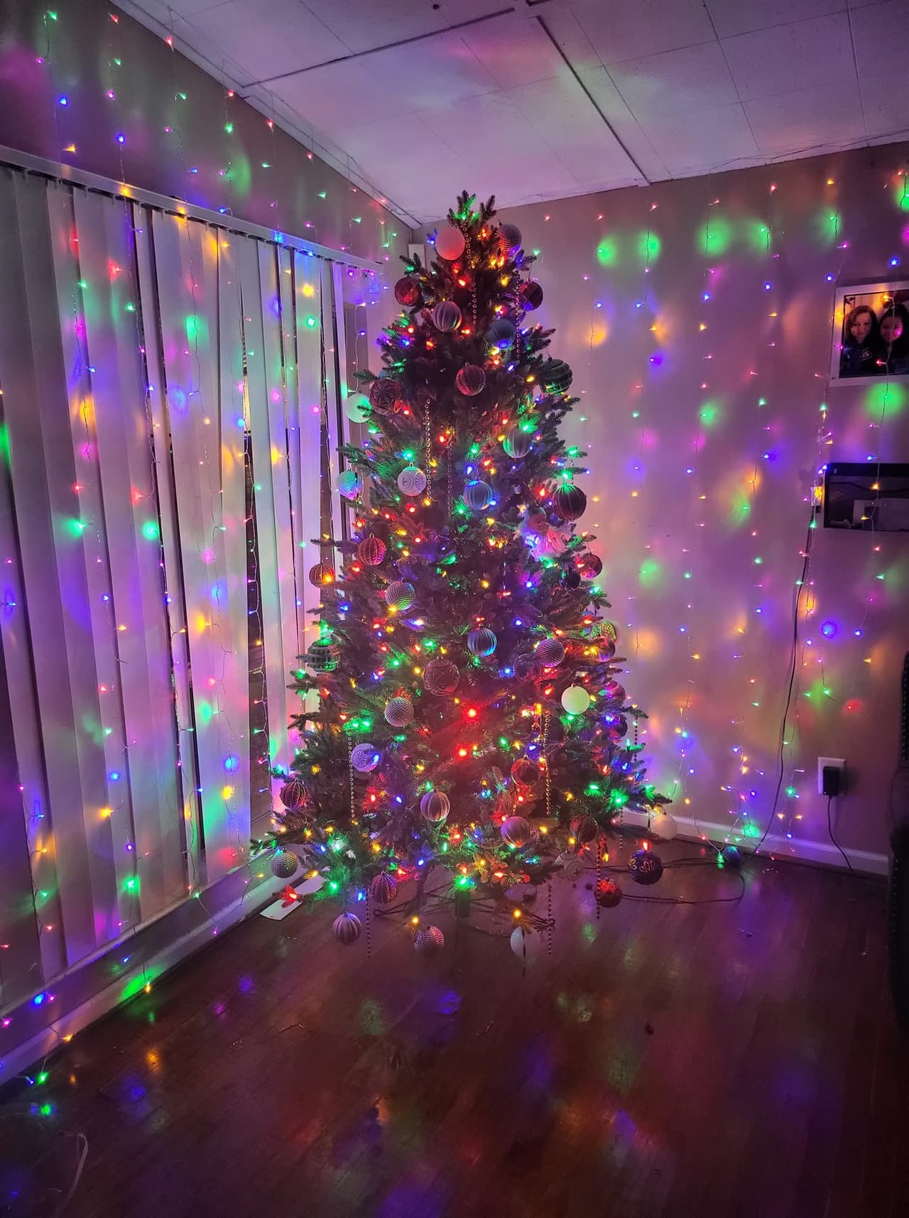 Muy iluminado y colorido luce el árbol navideño en la casa de la familia Pérez, esas luces en las paredes de dan un toque especial.