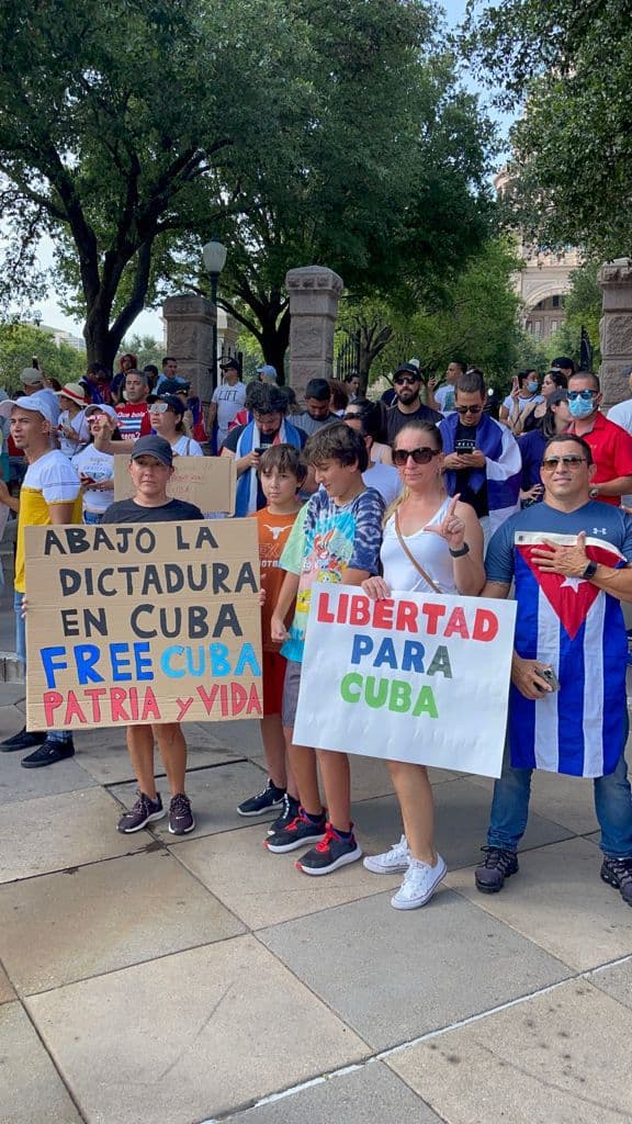Los manifestantes en Cuba se quejaron de la falta de libertad y pidieron la dimisión del presidente Miguel Díaz-Canel. Varios manifestantes en la isla fueron arrestados por la policía, que utilizó gases lacrimógenos para disolver algunas manifestaciones.
<br>
