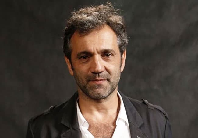 Desafortunadamente 
<b>fue atrapado por fuertes corrientes</b>. Sus compañeras gritaron pidiendo ayuda, pero los curiosos que pasan por el lugar no hicieron nada porque pensaban que era parte de las escenas que estaban filmando.