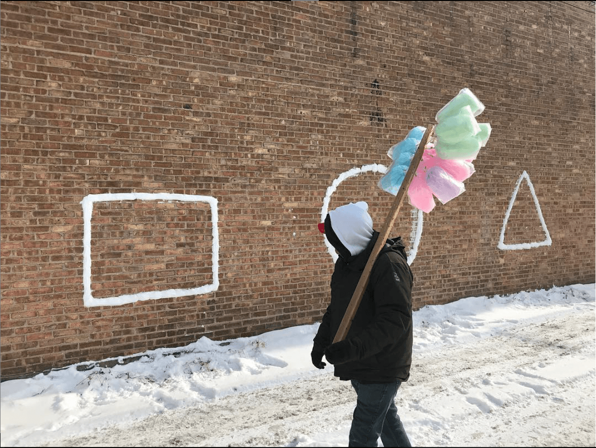 Este vendedor de algodones de azúcar se queda asombrado por las creaciones del artista.