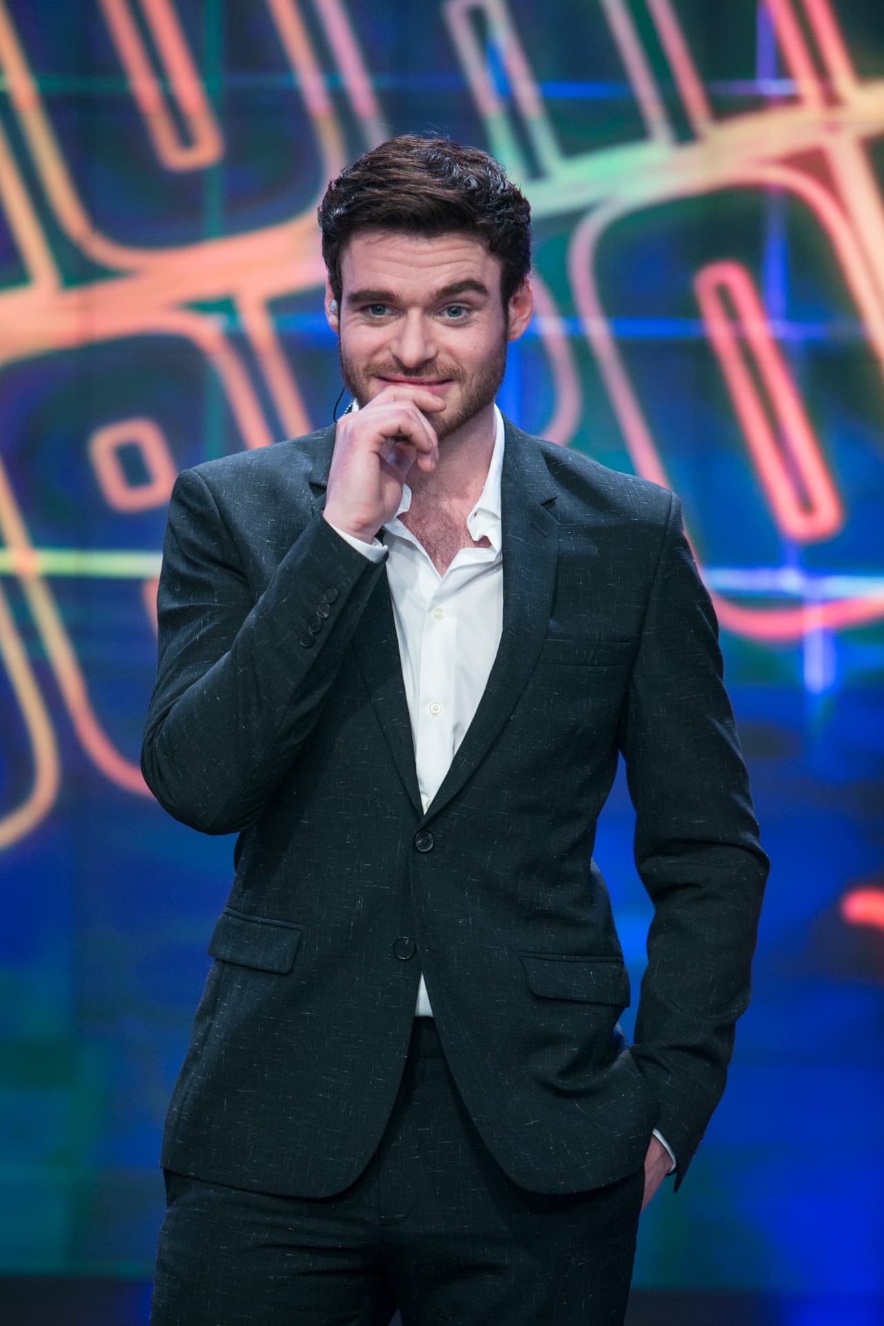 Richard Madden sería el profesor de orientación vocacional y tendría a muchas señoritas esperando en la puerta de su oficina para hablar sobre qué quieren hacer de su vida.