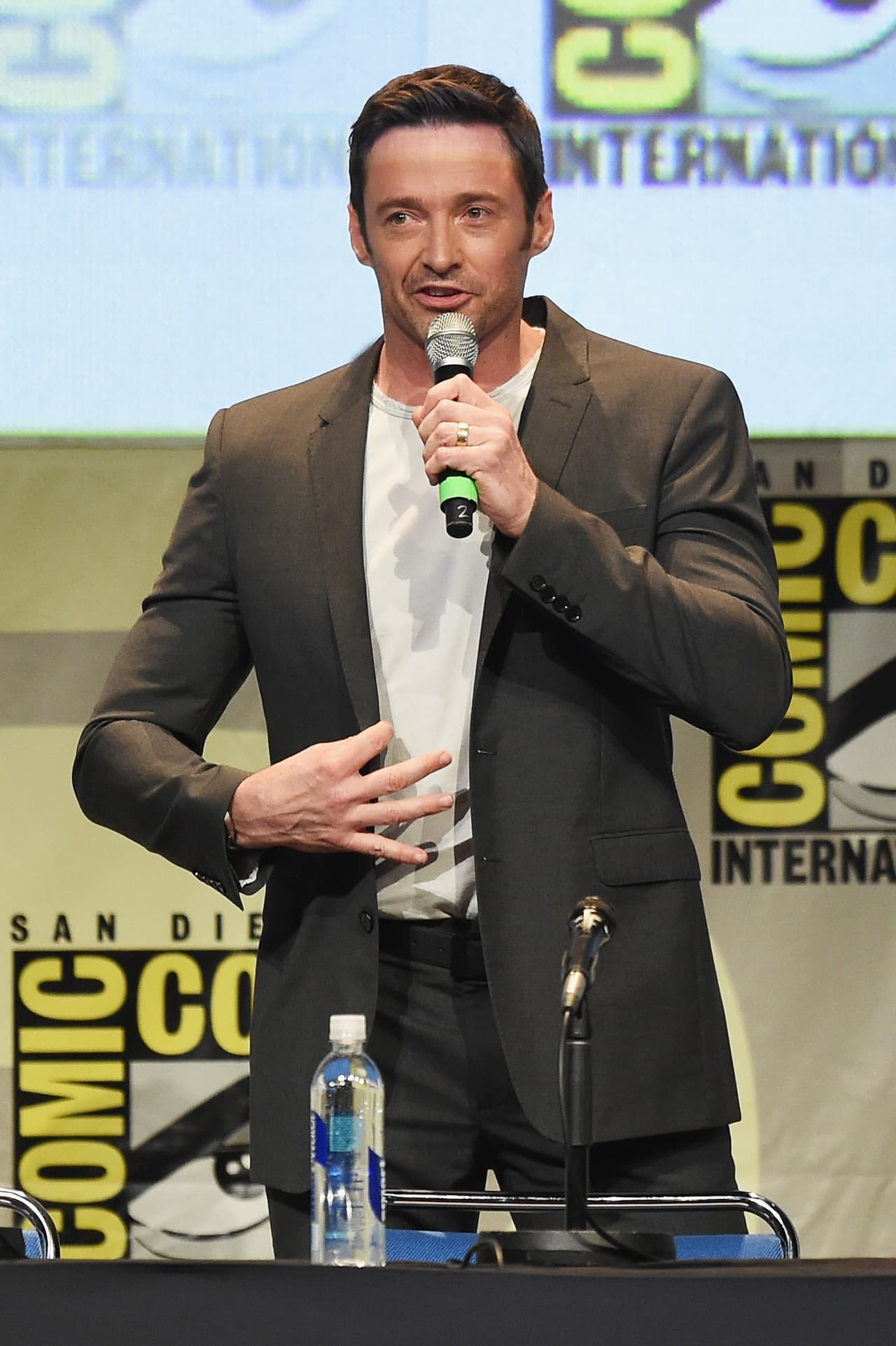 Muy probablemente nos encantaría la clase de atletismo si alguien como Hugh Jackman nos hiciera correr, ¡sobre todo tras él!